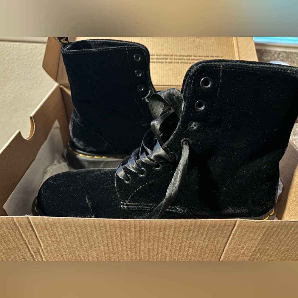 Black velvet dr marten